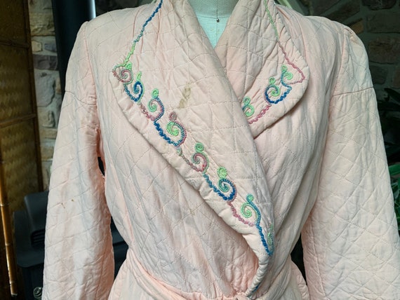 Vintage 1940s Peach Quilted Knee Length Tie Robe … - image 2