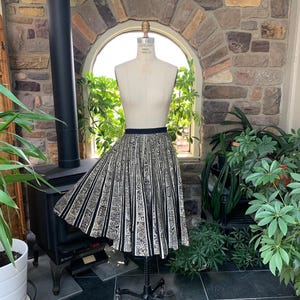 Saia circular de algodão com lantejoulas pretas e bege vintage dos anos 1950, estampa asteca Maya de Mexico, saia mexicana novidade dos anos 50, moda de dança dos anos 1950