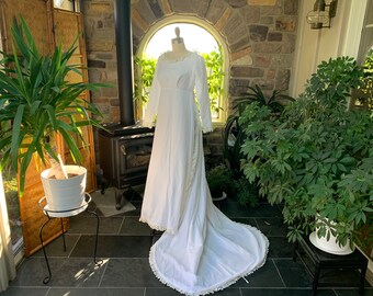 Vintage 1960s Winter White Velvet Lace Trimmed Wedding Dress with Bow Detachable Train, Sixties Velvet and Lace Wedding Gown