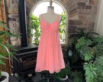 Vintage des années 1960, soutien-gorge rembourré en nylon rose corail nuisette, chemise de nuit Van Raalte