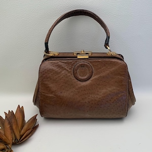 Bolso de mano vintage de los años 60 con asa superior de piel grabada en color tostado de Lopez Charcas Buenos Aires, bolso vintage texturizado de los años 60, bolso vintage texturizado marrón