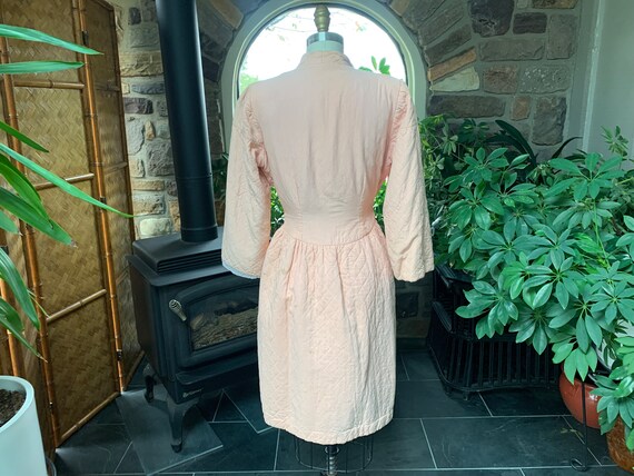 Vintage 1940s Peach Quilted Knee Length Tie Robe … - image 7
