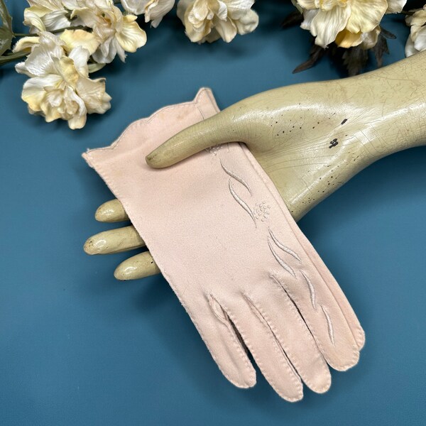 Vintage 1960s Beige Cloth Gloves Embroidered Design Scalloped Edge Gloria Gloves NOS, Vintage Prom Bridesmaid Gloves, Vintage Easter Gloves