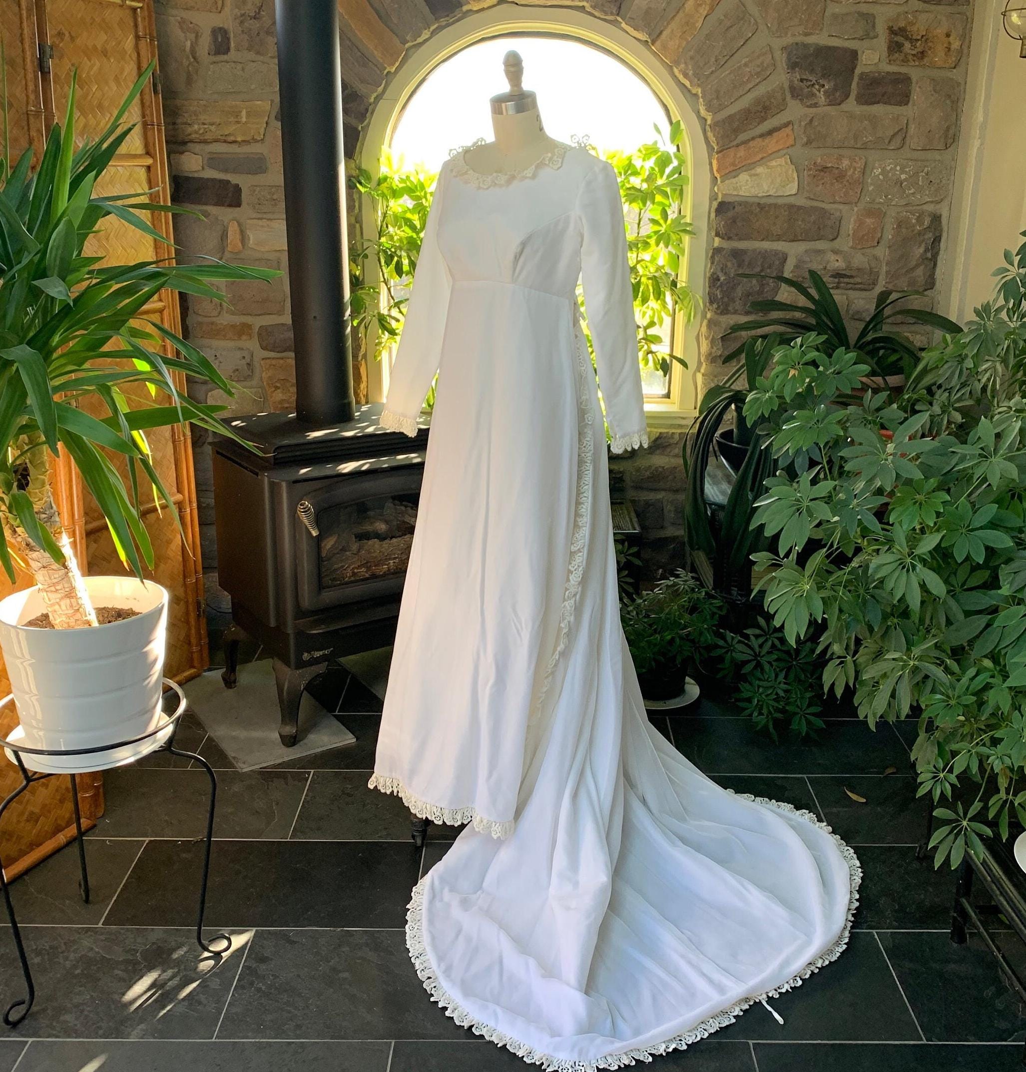 Vintage 1960s Winter White Velvet Lace Trimmed Wedding Dress with Bow Detachable Train