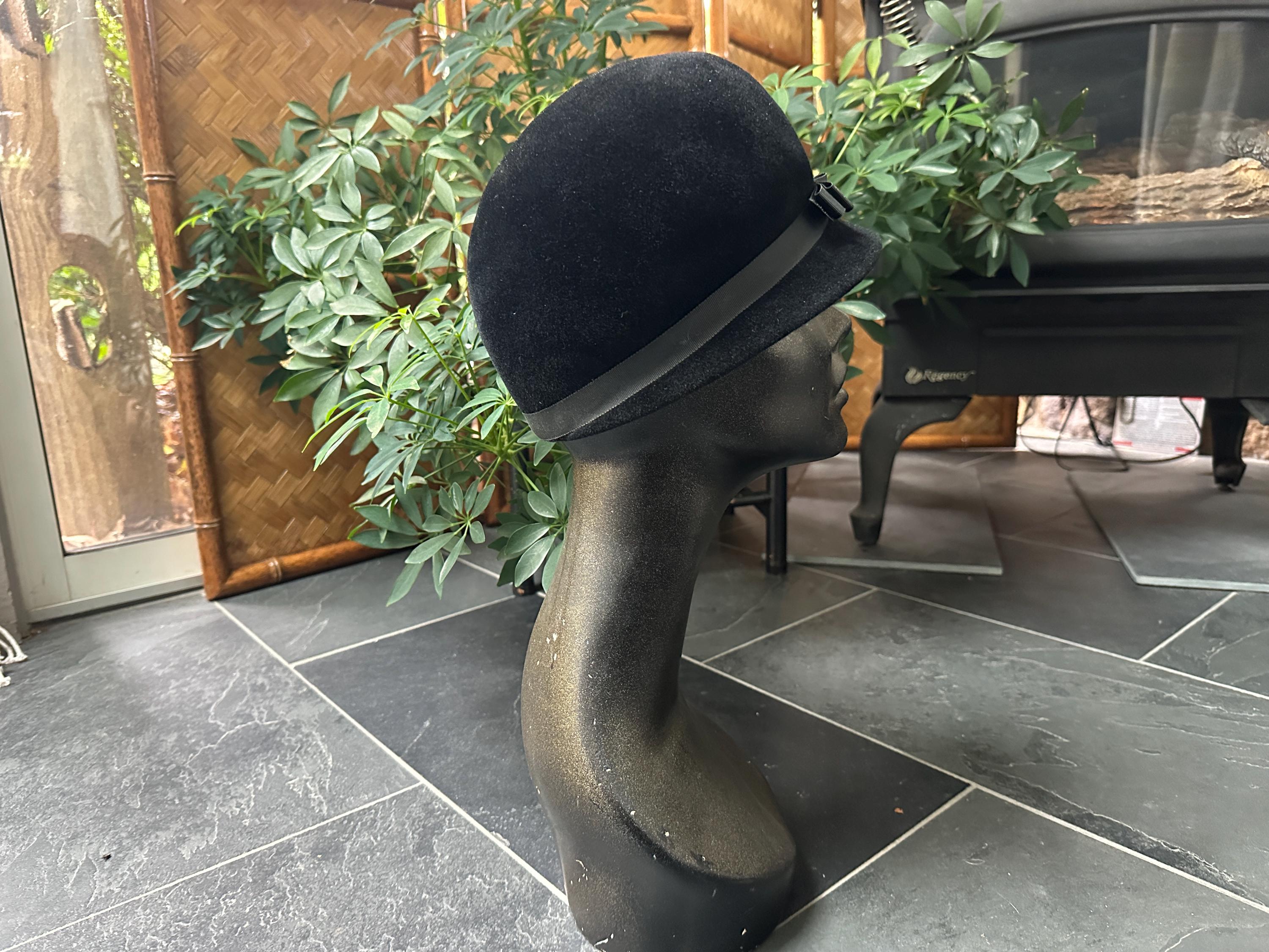 Vintage 1960s Black Velour Felt Cloche Hat With Grosgrain  display picture 2