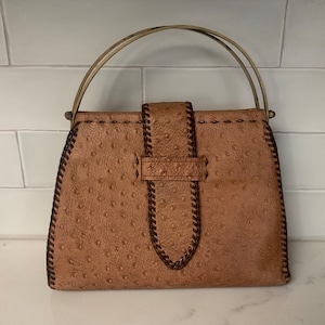 Bolso vintage de piel de avestruz color canela con asa superior, años 60, monedero vintage texturizado, cartera vintage marrón texturizada