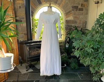 Vintage 1960s Winter White Velvet Lace Trimmed Wedding Dress with Bow Detachable Train