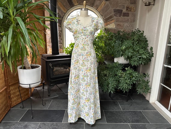 Vestido longo vintage com estampa de novidade dos anos 1970