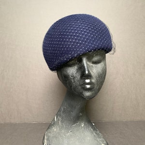 Vintage jaren 1950 marineblauwe wolvilt cloche hoed met marine mesh sluier strass ring aan de bovenkant Annette Millinery Ritz Henry Pollack Inc