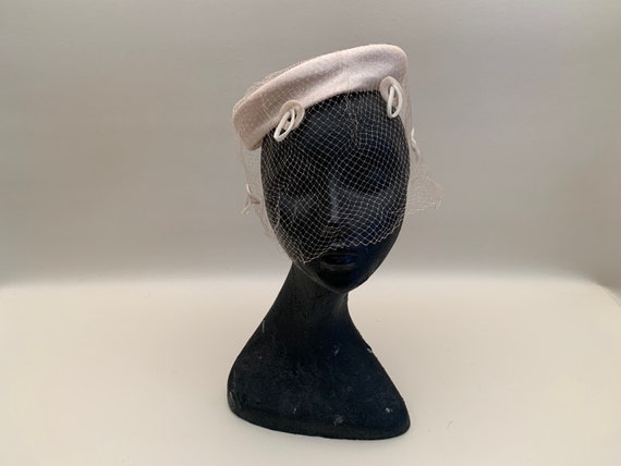 Vintage 1960s Ivory Cloth Ring Headpiece Hat Nett… - image 8