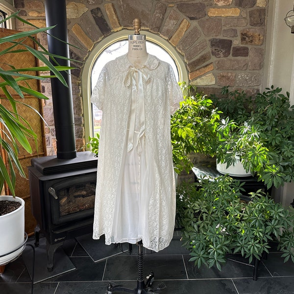 Vintage 1960er Jahre 2-teiliges weißes Schiere Nylon und Spitze Peignoir Nachthemd und Robe Carillon, Vintage weiße Spitze Braut Hochzeit Dessous Set