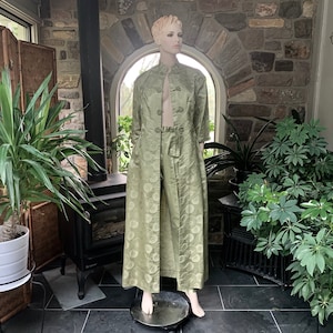 Vintage 1960s Green Silk Satin Cheongsam Long Duster Jacket Pants Floral Embossed Silk Jacket Vintage Asian Silk Loungewear, Asian Silk Coat