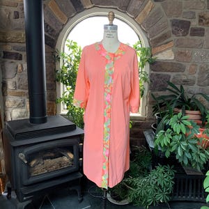 Vintage 1970er Jahre Pfirsich und Blumenborte Nylon Knopfleiste Robe