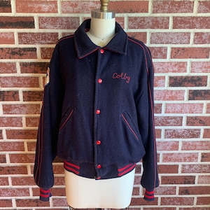 Chaqueta vintage de lana azul marino de género neutro de los años 70 con forro acolchado de la banda de la escuela secundaria Plymouth Whitemarsh Colonials, chaqueta universitaria vintage de lana