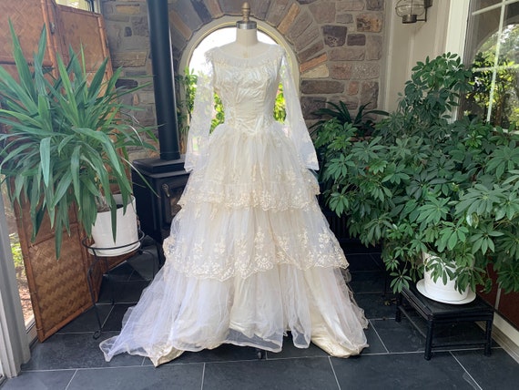 Vintage 1950s Ivory Tulle Embroidered Needle-run L