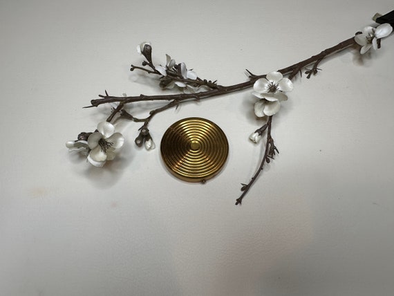 Vintage 1950s Gold Circullar Design Compact with … - image 10