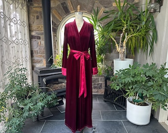 Vintage Jonquil Diane Samandi Burdeos Terciopelo elástico y bata satinada Neiman Marcus