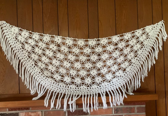 Vintage 1970s White Crocheted Daisy Bridal Shawl,… - image 10