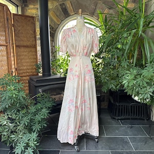 Vintage 1940s Pink Floral Acetate Rayon Dressing Gown Robe, 1940s Bombshell Robe, Vintage 40s Hollywood Forties Loungewear