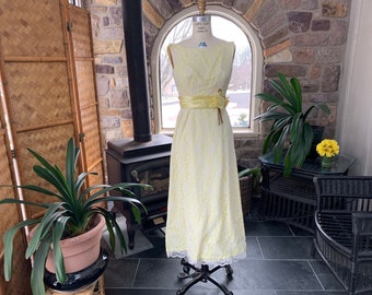 Vintage 1960s Yellow and White Floral Lace Flower Girl Junior Bridesmaid Dress, Formal Special Occasion Lace Teen Dress