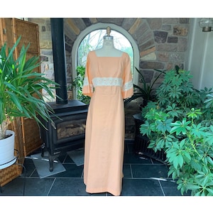 Robe longue bordée de dentelle pêche et ivoire vintage des années 1970, grande taille robe de soirée formelle pleine longueur robe de mère de la mariée