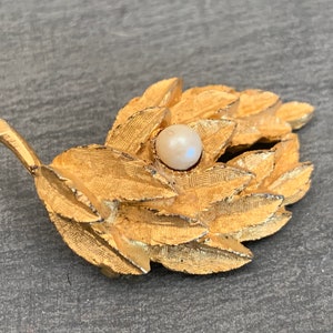 Vintage 1970s Gold Toned Cultured Pearl Pin Brooch, Vintage Jewelry, Vintage Pearl Pin, Pearl Brooch, Vintage Gold Pin, Vintage Leaf Pin