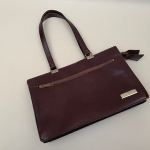 Bolso de mano vintage de cuero marrón estilo maletín de los años 70 con doble asa superior, monedero de cuero vintage, bolso de mano clásico.