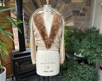 Vintage 1950er Jahre Beige Cashmere Cardigan Blonde Nerz Kragen Pullover Spitze Applikation unteren Rücken Dalton