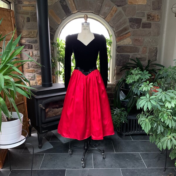 Vintage 1980s Scott McClintock Black Velvet Red Satin Holiday Dress, Eighties Black Velvet Keyhole Back Full Skirt Back Flounce Party Dress