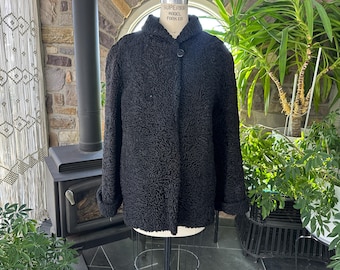 Klasyczny czarny płaszcz z kręconymi perskimi jagnięcymi wzorami z lat 50. XX wieku