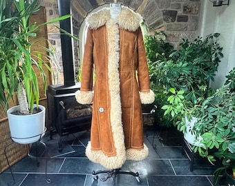 Abrigo afgano vintage Penny Lane de largo completo, de ante y piel de oveja marrón óxido, de los años 70, bordado