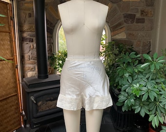 Pantalones de satén de rayón color marfil sedoso y encaje, estilo vintage de los años 30, con botones laterales.