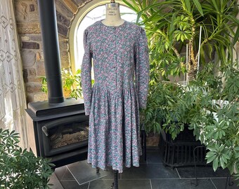 Vestido vintage de los años 80 de Laura Ashley, de algodón y lana con estampado floral discreto en tonos verde azulado y malva. Estilo cottagecore.