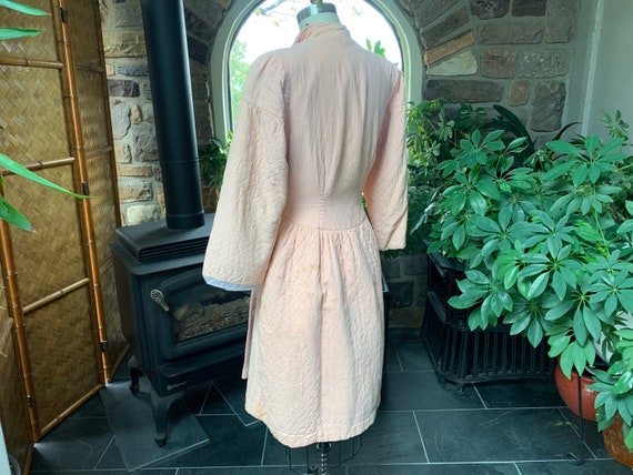 Vintage 1940s Peach Quilted Knee Length Tie Robe … - image 6