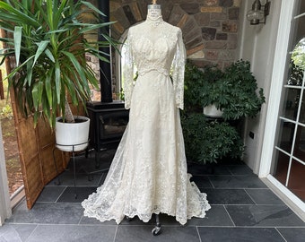 Robe de mariée en dentelle à col haut vintage des années 1970, voile et casque de train en dentelle, robe de mariée des années 70