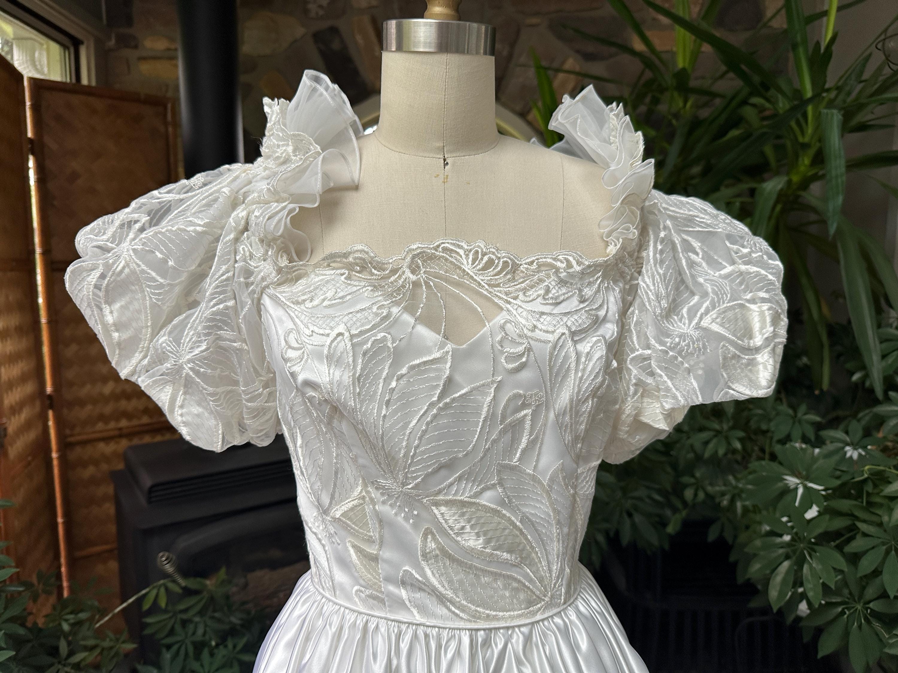 1980年代のヴィンテージホワイトサテンとレースのウェディングドレス