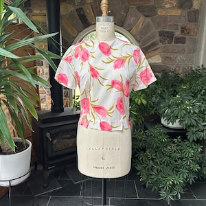 Vintage 1960s Short Sleeve White and Pink Floral Whipped Cream Button Back Blouse Diane Young, Sixties Pink Flower Top