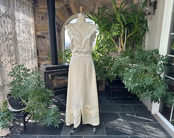 Robe de mariée sans manches en satin crème ivoire perlé vintage des années 1940