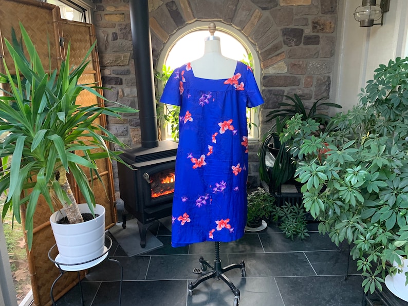 Seventies Flower Hawaiian Housedress Polyester Hawaiian Dress Aloha Lightweight Summer Dress Vintage 1970s Blue Floral Hawaiian MuuMuu
