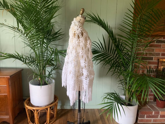 Vintage 1970s White Crocheted Daisy Bridal Shawl,… - image 8