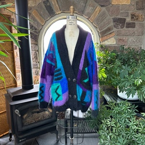 Vintage 1980er Jahre Lila, Blau und Schwarz Abstrakt Color Block Mohair Wolle Oversized Pullover Soft Optionen Handgefertigt Designer Strickwaren England
