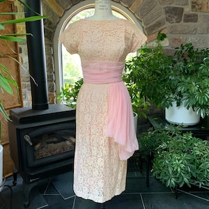 Vintage 1950s Pink and Ivory Lace Barbiecore Dress, Vintage Pink Lace Cocktail Dress, Fifties Mother of the Bride Lace Dress