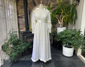 Vestido de noiva vintage dos anos 1960/70 em branco marfim claro, gola alta e mangas compridas com renda.
