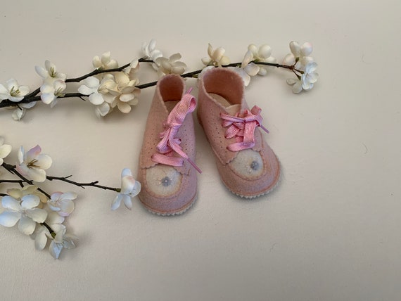 Vintage 1950s Pink and Ivory Felt Baby Doll Shoes… - image 1