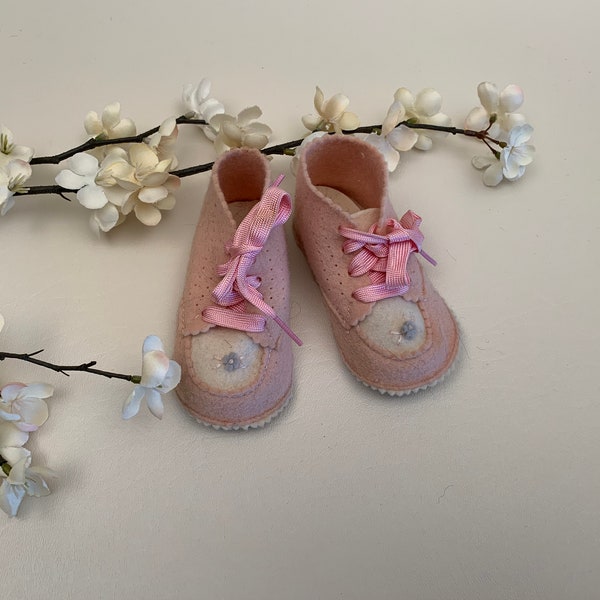 Vintage 1950s Pink and Ivory Felt Baby Doll Shoes with Blue Flower Decoration Vintage Baby Booties, Vintage Crib Shoes