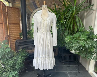 Vintage 1970s White and Ivory Gunne Sax by Jessica Peasant Dress