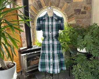 Sukienka w kratę seersucker w stylu vintage z lat 70., zapinana z przodu na guziki w kolorze granatowym, zielonym i białym