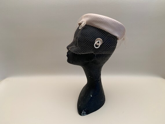 Vintage 1960s Ivory Cloth Ring Headpiece Hat Nett… - image 5