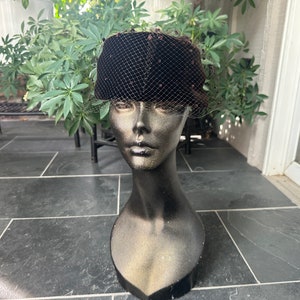 Vintage jaren 1960 bruin fluwelen bunkerhoed met netsluier chenilleballen Valerie Modes, vintage modevak, vintage fluwelen hoed