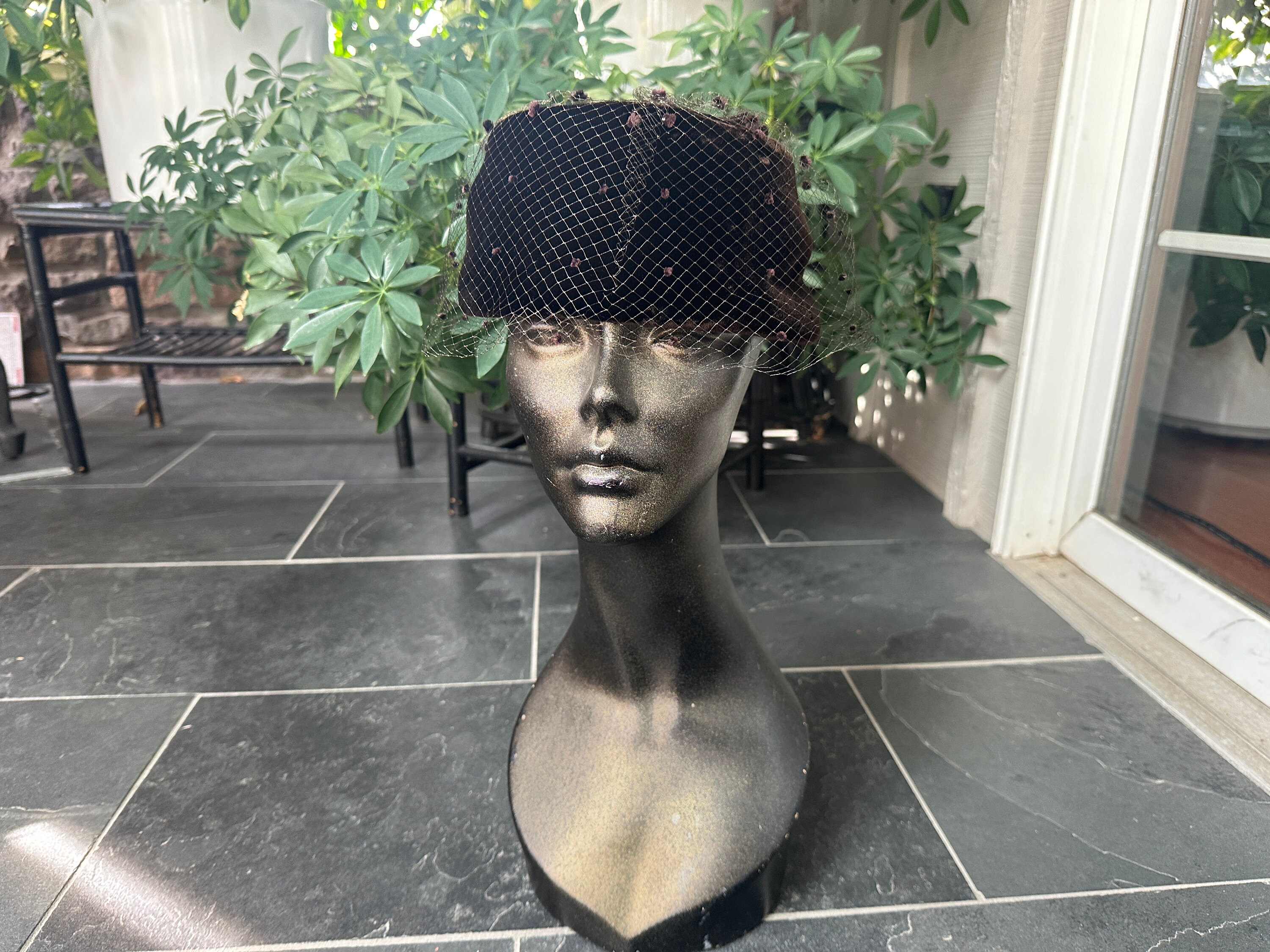 Vintage 1960s Brown Velvet Pillbox Hat With Net Veil  display picture 2